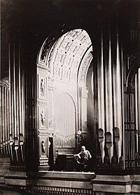 Archivo:Leon Boellmann a l'orgue de Saint-Vincent-de-Paul