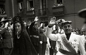 Archivo:Llegada a la basílica de Santa María de Francisco Franco y su esposa, Carmen Polo, para asistir a un acto religioso (1 de 2) - Fondo Car-Kutxa Fototeka