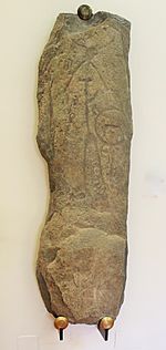Archivo:MAB-Estela de guerrero. Siglo VII-VI a.C. Finca Las Puercas