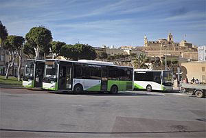 Archivo:Malta buses at Victoria Bus Station, Gozo