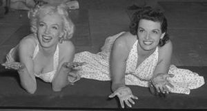 Archivo:Marilyn Monroe and Jane Russell at Chinese Theater 4