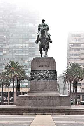 Mausoleo al General José Gervasio Artigas en la Plaza Independencia - Niamfrifruli 04.jpg