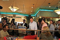 Archivo:Mitt Romney at Senate Coney Island Livonia Michigan