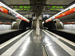 Archivo:Navas inside, Barcelona Metro