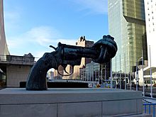 Archivo:Non-Violence sculpture in front of UN headquarters NY