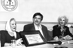 Archivo:Nora Cortiñas, Estela de Carlotto Madre y Abuela de Plaza de Mayo, con Carlos Slepoy Prada 12 de abril de 2010