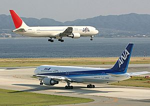 Archivo:Osaka KIX JAL 767-346 JA8986 and ANA 767-381ER JA612A