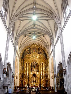 Archivo:Oviedo - Iglesia del Convento de Santo Domingo, interior 01