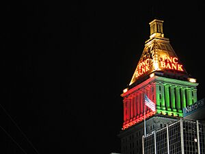 Archivo:PNC Tower top, xmaslights