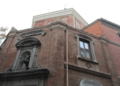 Paredes, zócalos, dinteles, ventanas y puerta de la iglesia.