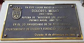Archivo:Placa Dolores Medio - Uviéu