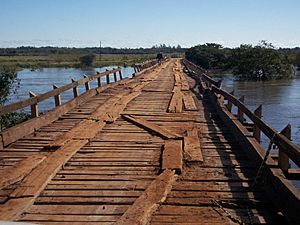 Archivo:Puente de la Ruta Nacional 8 sobre el río Tebicuary, límite entre los departamentos de Itapúa y Caazapá.