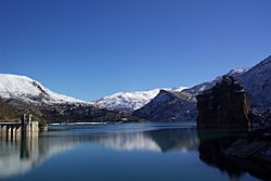 Archivo:Reflejos de Sierra Nevada en el Pantano de Canales (211775715)