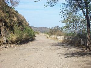 Archivo:Ruta Provincial E-54 en la base del Pan de Azúcar hacia el Este