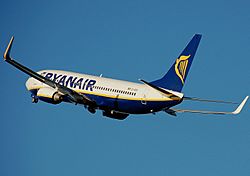 Archivo:Ryanair.b737-800.aftertakeoff.arp