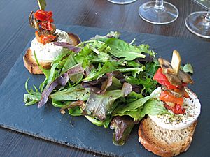 Archivo:Salade mesclun et chèvre chaud sur toasts