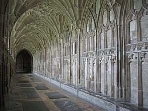 Archivo:South cloister of Gloucester Cathedral