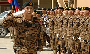 Archivo:The Mongolian Expeditionary Task Force 1 performs a drill demonstration during Mongolian Army Day. (4442316053)