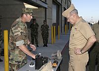Archivo:US Navy 050520-N-8505J-009 Chief Petty Officer Pettus demonstrates the proper handling and disposal techniques of an Improvised Explosive Device (IED), to the Chief of Naval Operations (CNO), Adm. Vern Clark
