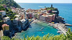 Archivo:Vernazza, Cinque Terre (panorama)