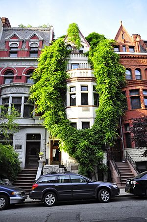 Archivo:Wisteria-garlanded building in Upper West Side NYC