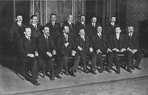 Archivo:1914-04-13, La Ilustración Artística, Barcelona.—Constitución de la Mancomunidad de Cataluña, A. Merletti (cropped) Individuos que forman el Consejo Permanente de la Mancomunidad de Cataluña