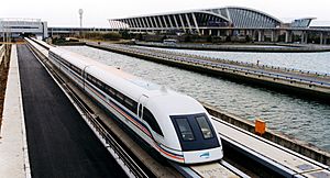 Archivo:A maglev train coming out, Pudong International Airport, Shanghai
