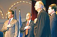 Archivo:Aguirre and Schwarzenegger welcome new citizens 2004-01-30