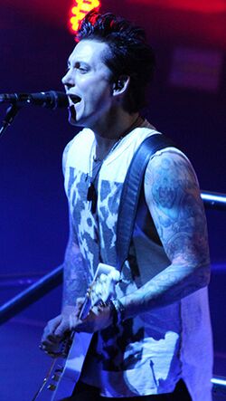 Avenged Sevenfold (32468305786) (cropped).jpg