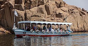 Archivo:Bote de vuelta de File, Asuán, Egipto, 2022-04-01, DD 90