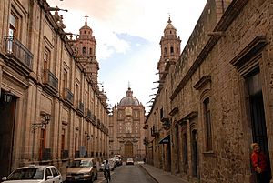 Archivo:Calle del centro de morelia