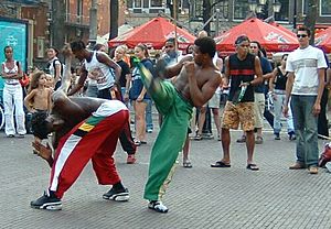 Archivo:Capoeira-in-the-street-2