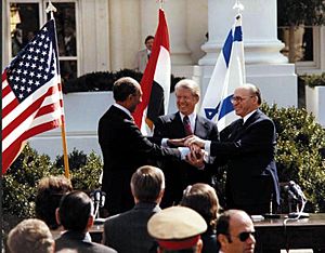 Archivo:Carter, Sadat, and Begin at the Peace Treaty Signing, March 26, 1979 (10729561495)