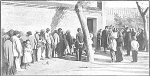 Archivo:Cola formada por los pobres en la puerta del Asilo de las Lavanderas, de Campúa, Nuevo Mundo, 14-12-1905