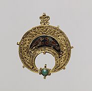 Crescent-Shaped Pendant with Confronted Birds MET is30.95.37.R