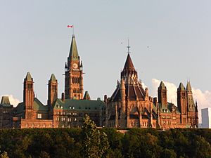 Archivo:Dawn at Parliament Hill in Ottawa