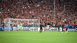 Archivo:Didier Drogba Manuel Neuer last penalty kick Champions League Final 2012