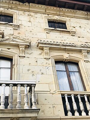 Archivo:Durango marcas del bombardeo Durango