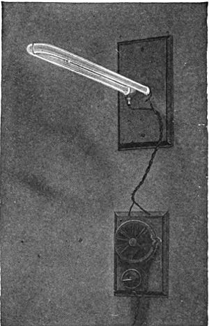 Archivo:Early Cooper Hewitt mercury vapor lamp