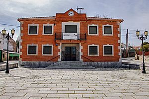 Archivo:Edificio del ayuntamiento de Herrandón de Pinares en La Cañada