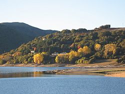 El poblado visto desde el antiguo camino de Prada a la Vega - panoramio.jpg