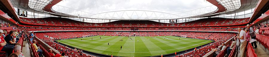 Archivo:Emirates Stadium - East stand Club Level