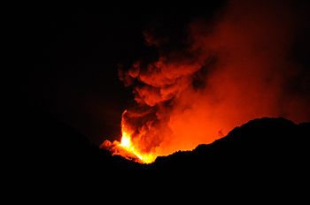 Archivo:Etna Volcano Paroxysmal Eruption July 30 2011 - Creative Commons by gnuckx (10)