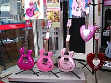 Archivo:Girlie Guitars en Akihabara
