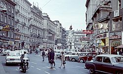 Archivo:Graben, szemben a Pestisoszlop. Fortepan 58901