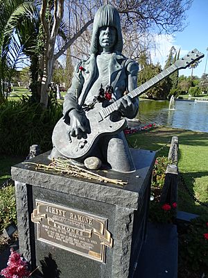 Archivo:Gravestone of Johnny Ramone - Hollywood Forever Cemetery - Hollywood - California - USA (40238700983)