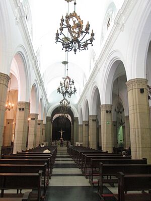 Archivo:Interior Catedral de Caracas