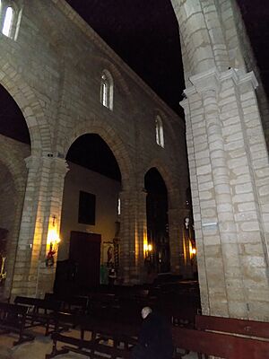 Archivo:Interior de la iglesia de San Lorenzo de Córdoba--13