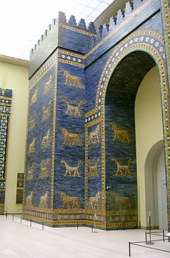 Archivo:Ishtar gate Pergamon Museum