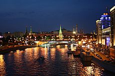Archivo:Kremlin nocturno desde el río Moscú